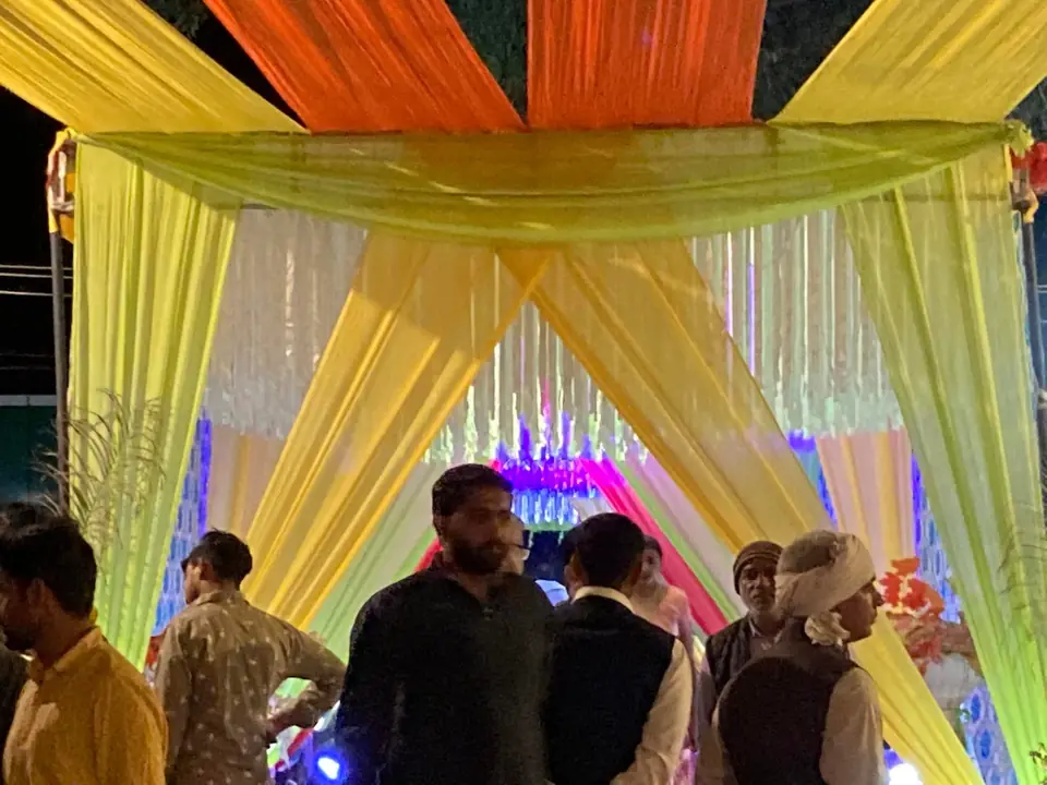 पीली छतरी के नीचे मेहमान