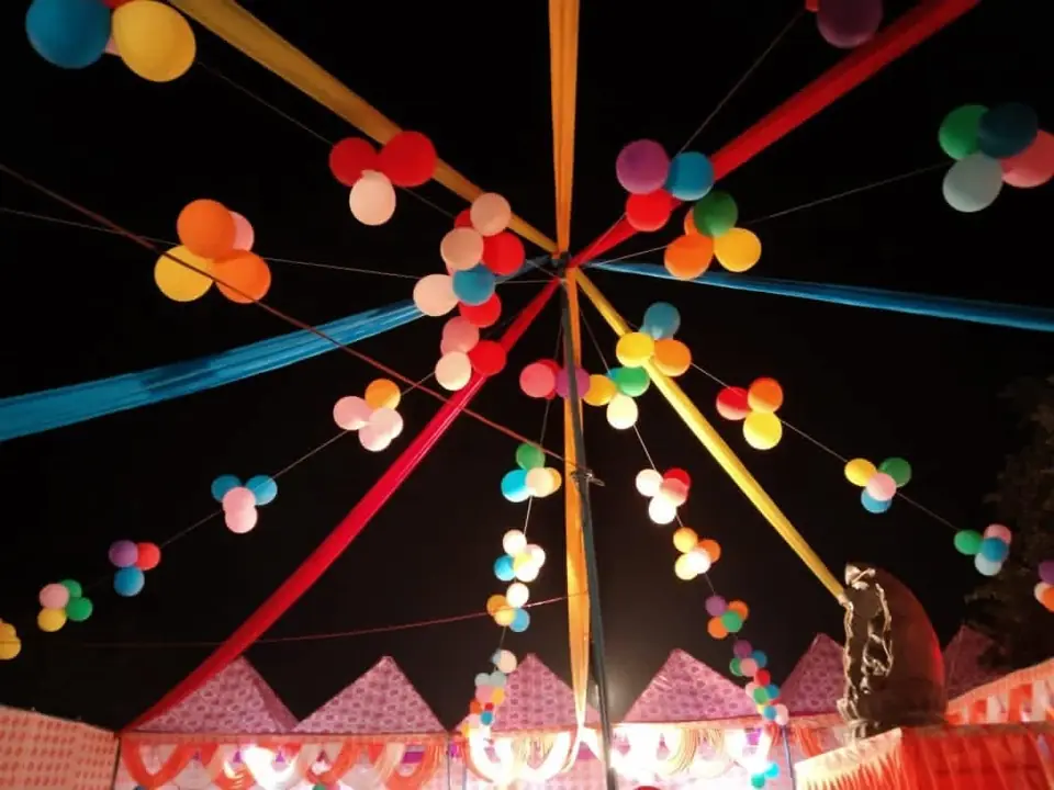 गुब्बारों और रिबन की छत